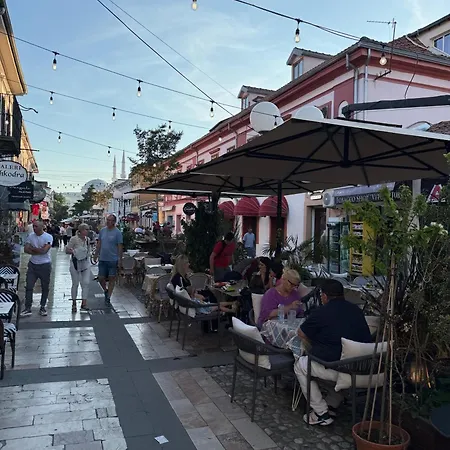 Jolie Center אכסניה שקודר